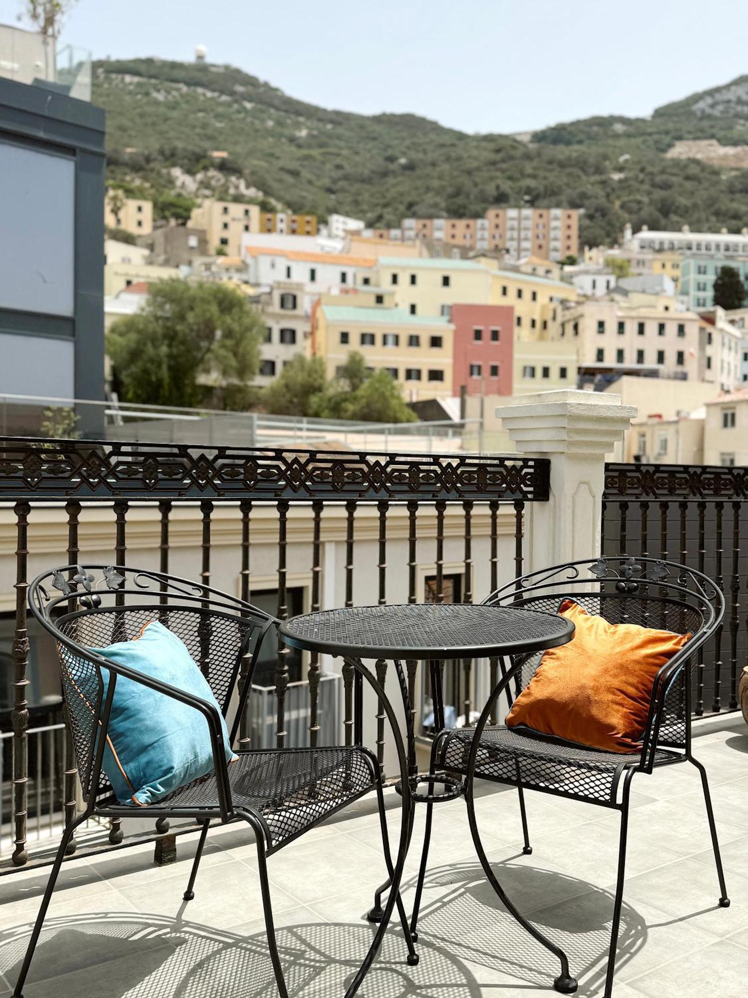 Master Penthouse Double Room Ensuite With Private Terrace - Grand Central House غيبرالتار المظهر الخارجي الصورة
